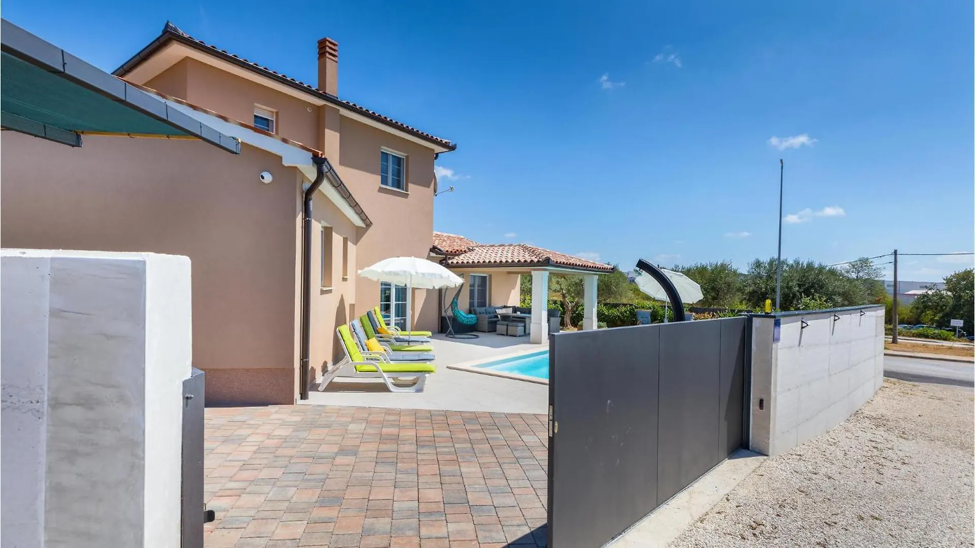 4 Bedroom Nice Home In Galizana