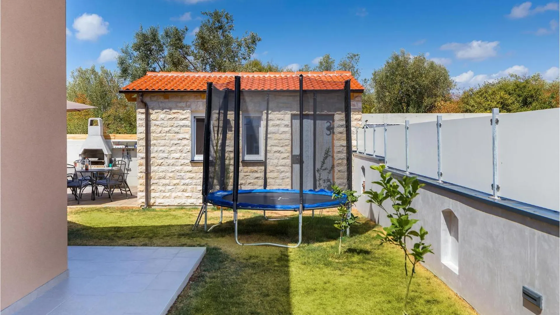 4 Bedroom Nice Home In Galizana 0*,