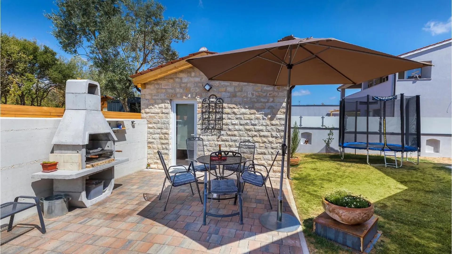 4 Bedroom Nice Home In Galizana