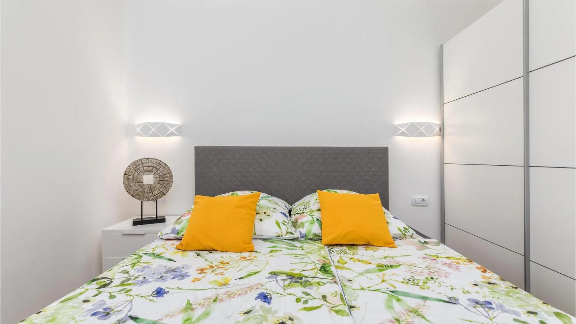 4 Bedroom Nice Home In Galizana