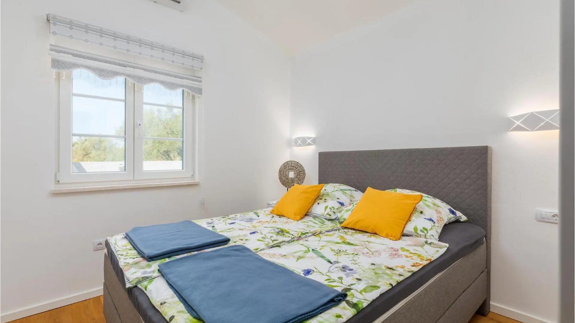 4 Bedroom Nice Home In Galizana